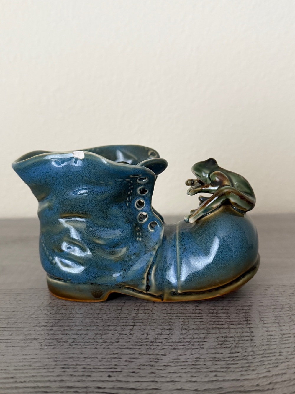 Boot and the Frog Small Vase - Picture 4 of 8